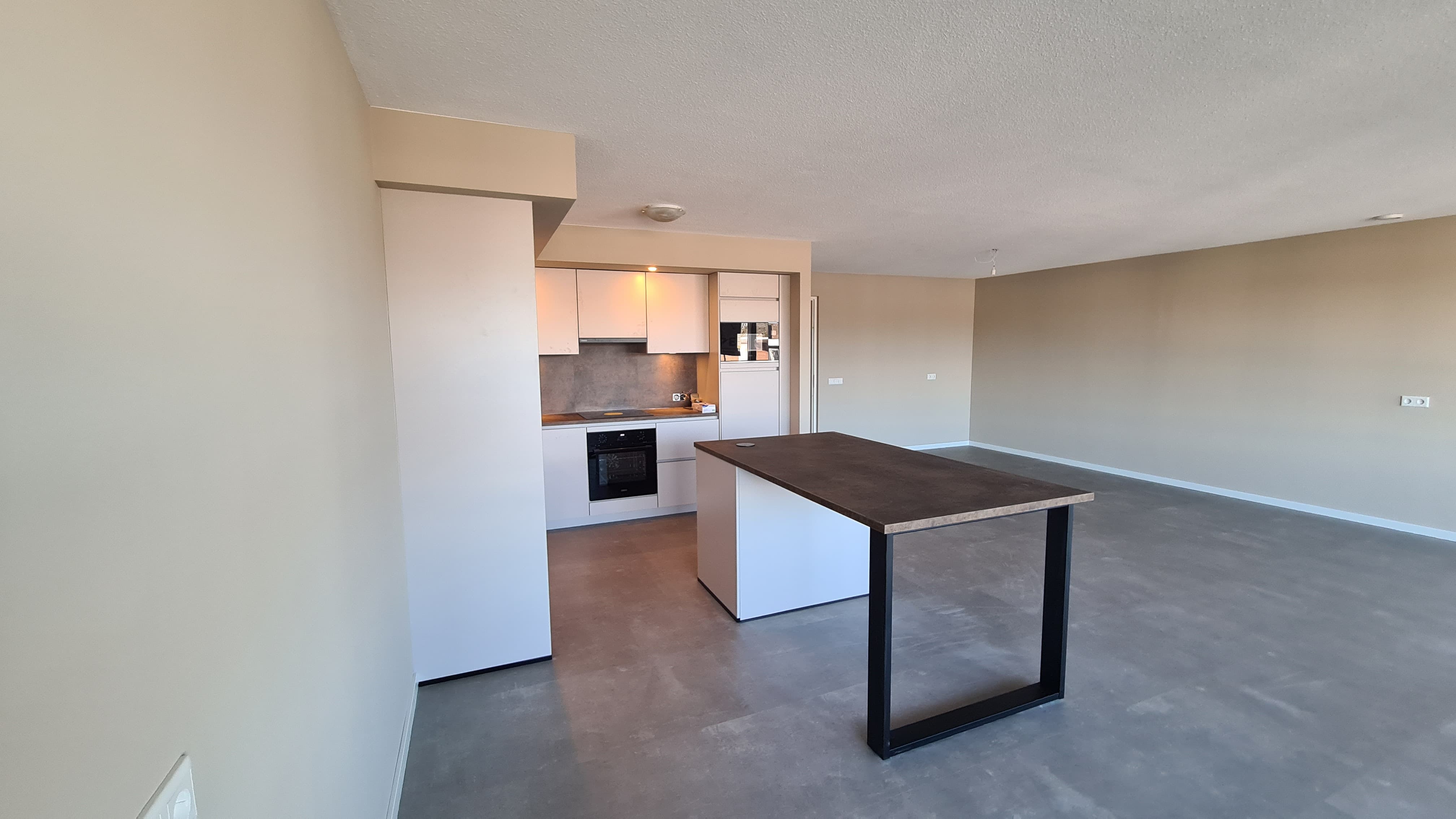 Nieuwe keuken met bareiland na complete renovatie