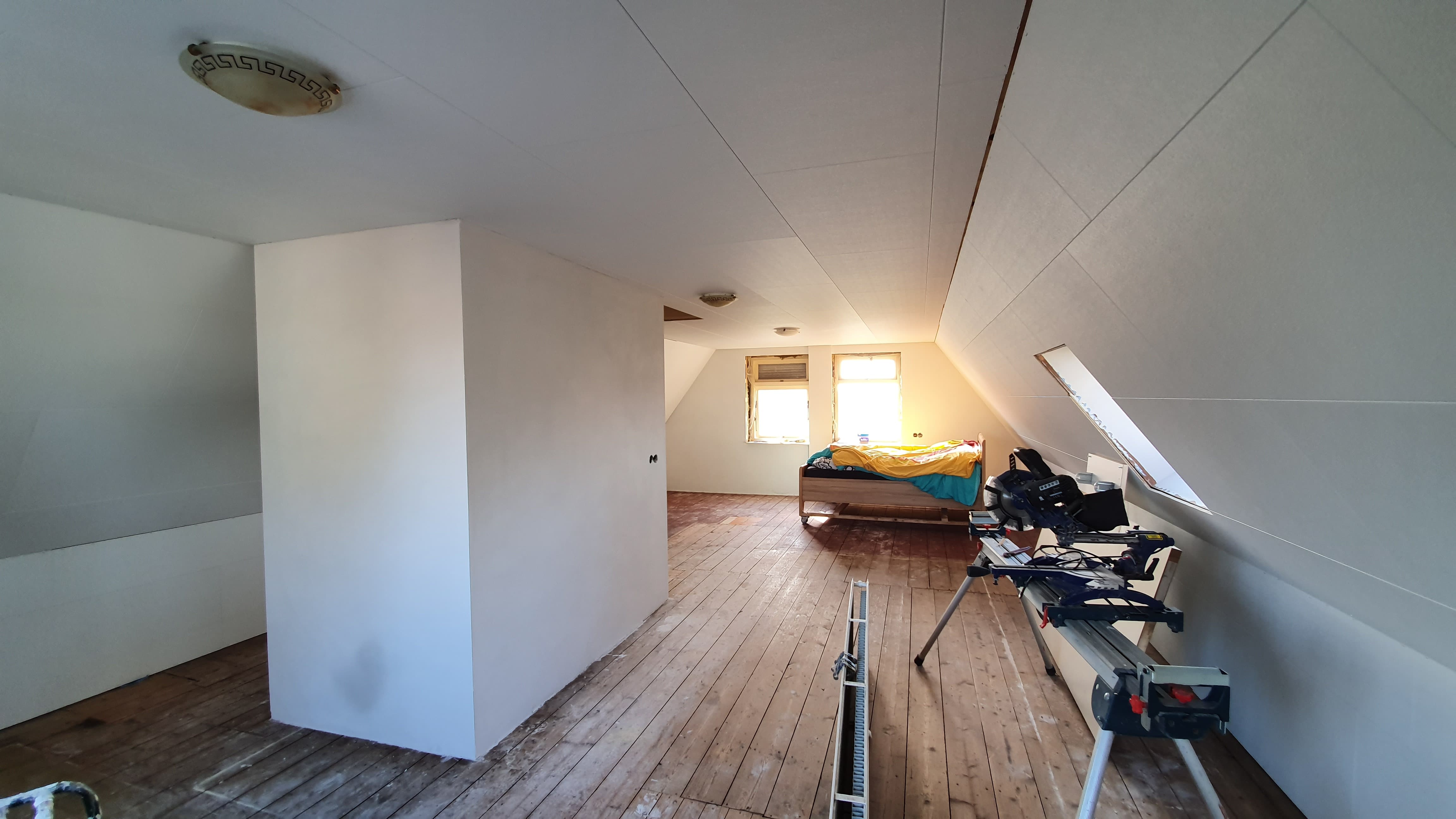 Zolderverbouwing met nieuwe wanden en plafondpanelen